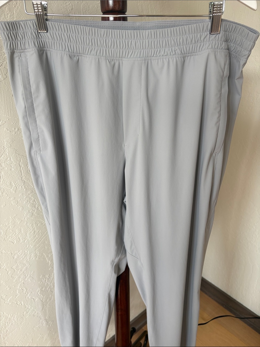 Men’s Lululemon performance pant.